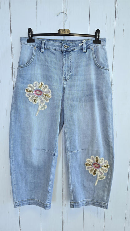 Vilde vide jeans med blomsterdetaljer