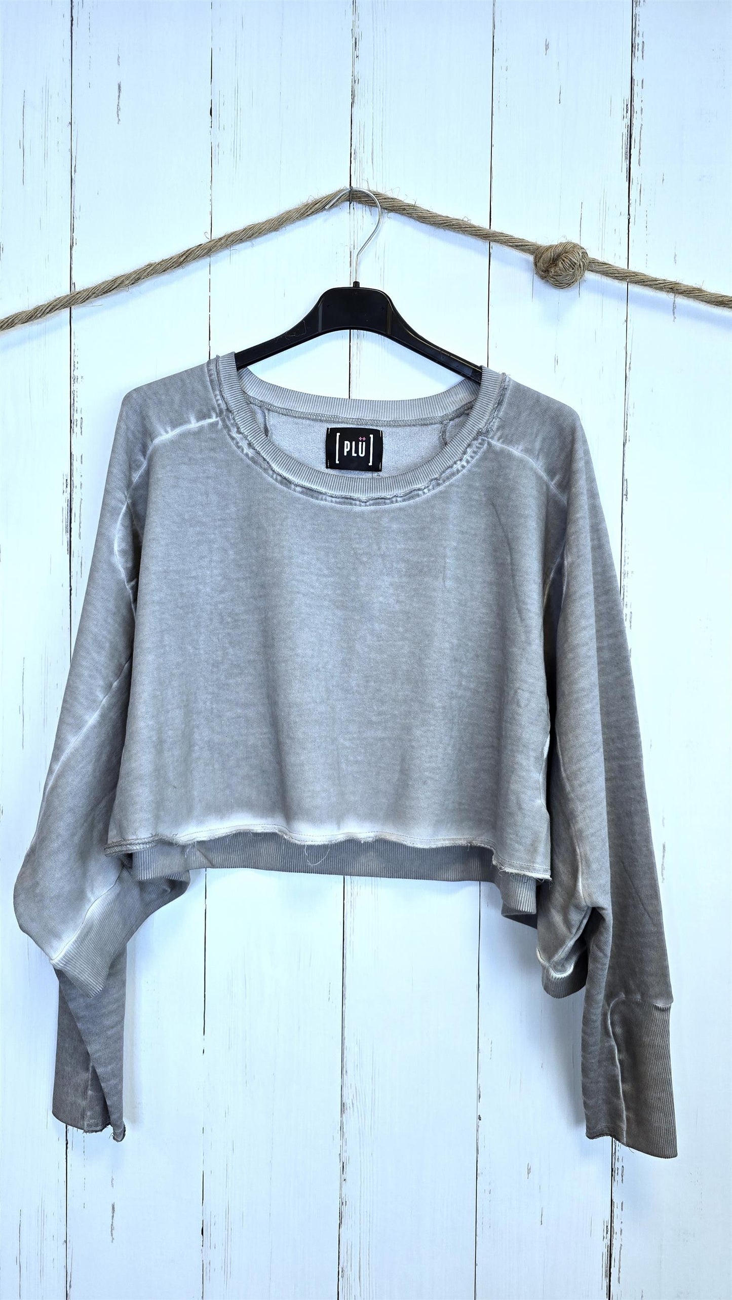 Wide extra short sweat cement