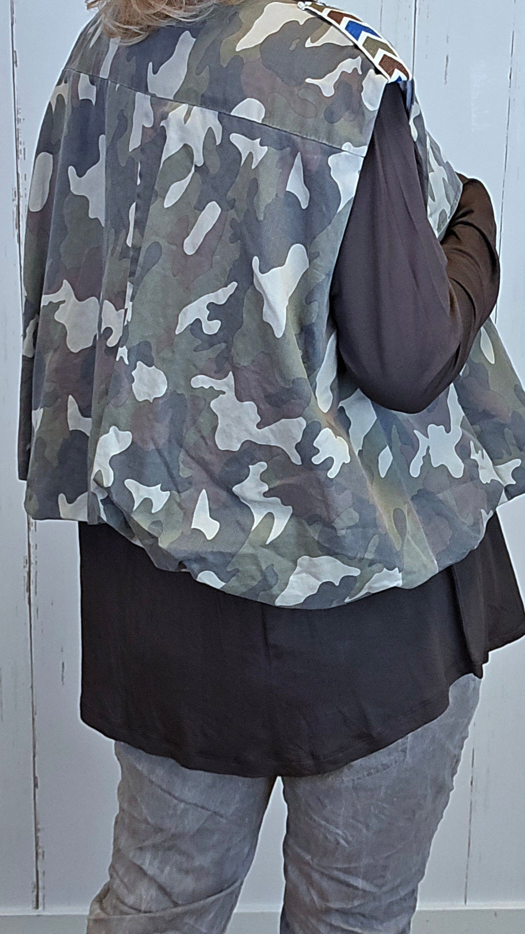Camo vest med knapper