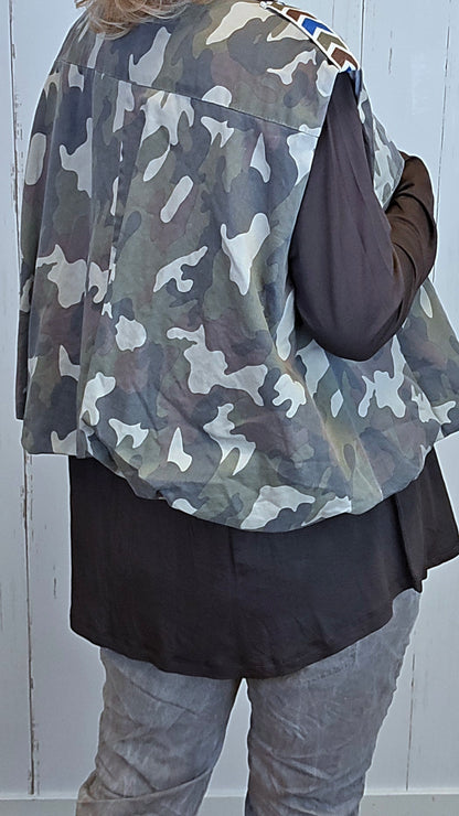 Camo vest med knapper