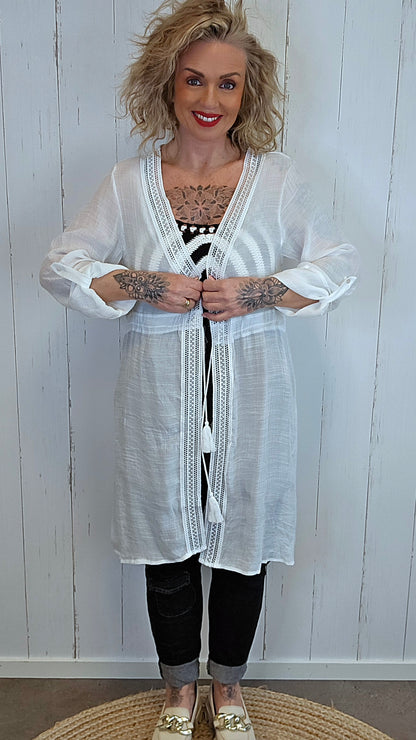 Lang kimono med blonder og dusker