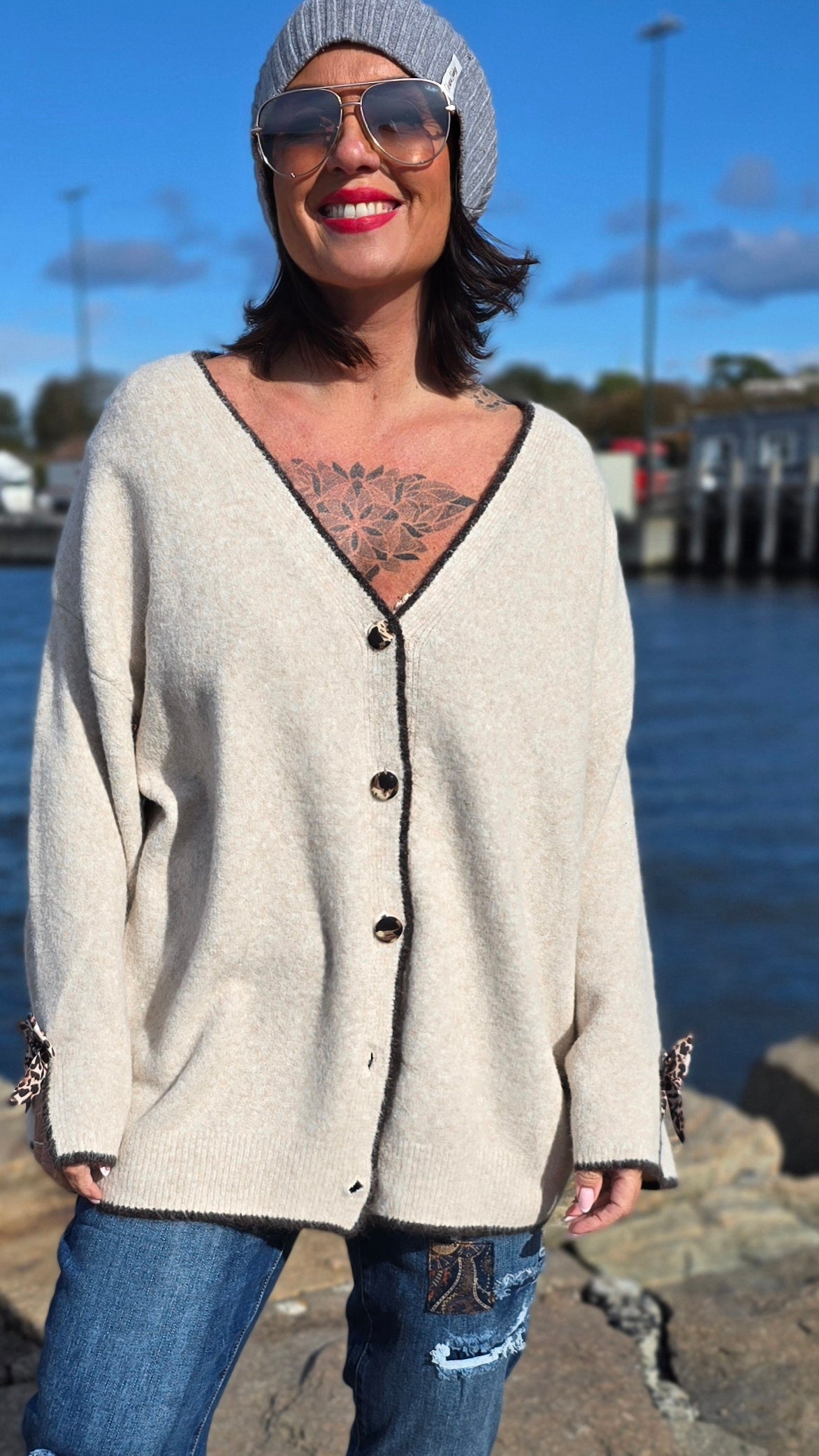 Strikket jakke beige med leo sløyfe