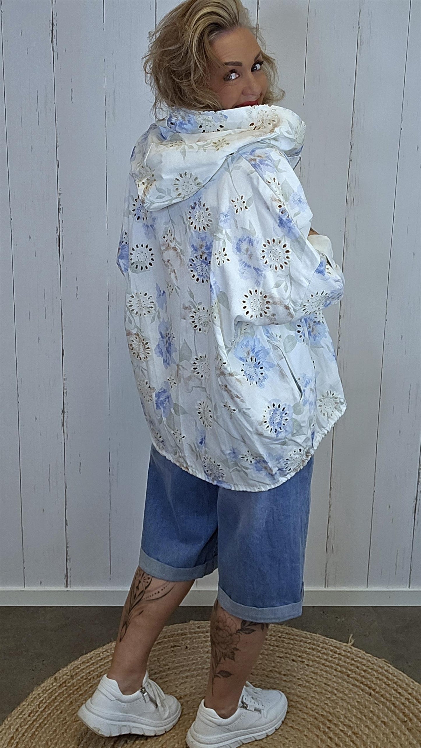 Leia lett blomstrete hettejakke