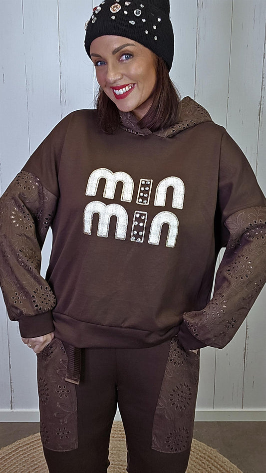 Brun genser med broderte detaljer