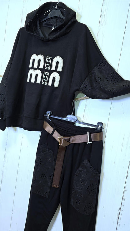 Sort genser med broderte detaljer