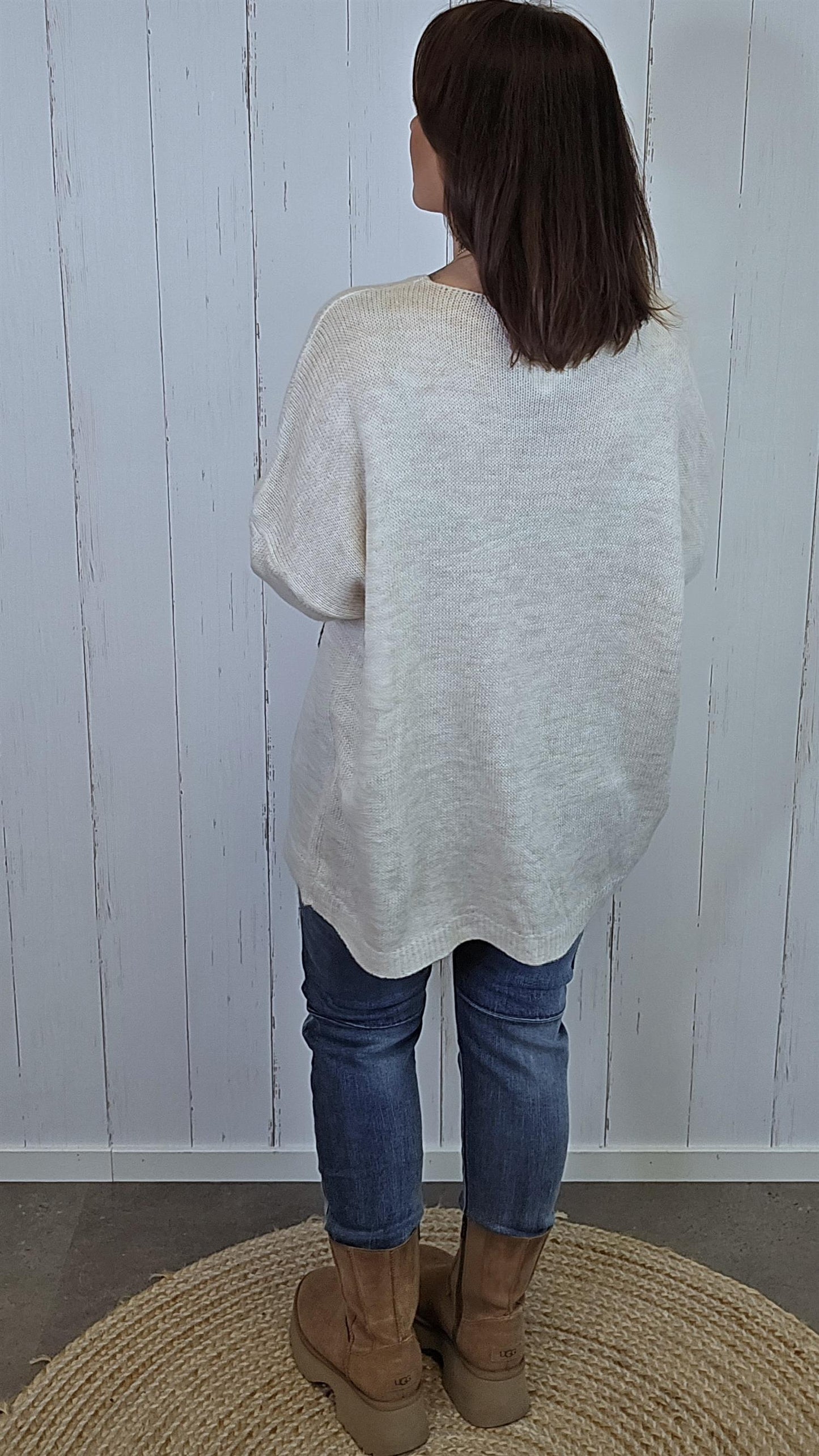 Elise beige blomsterstrikk med perledetaljer
