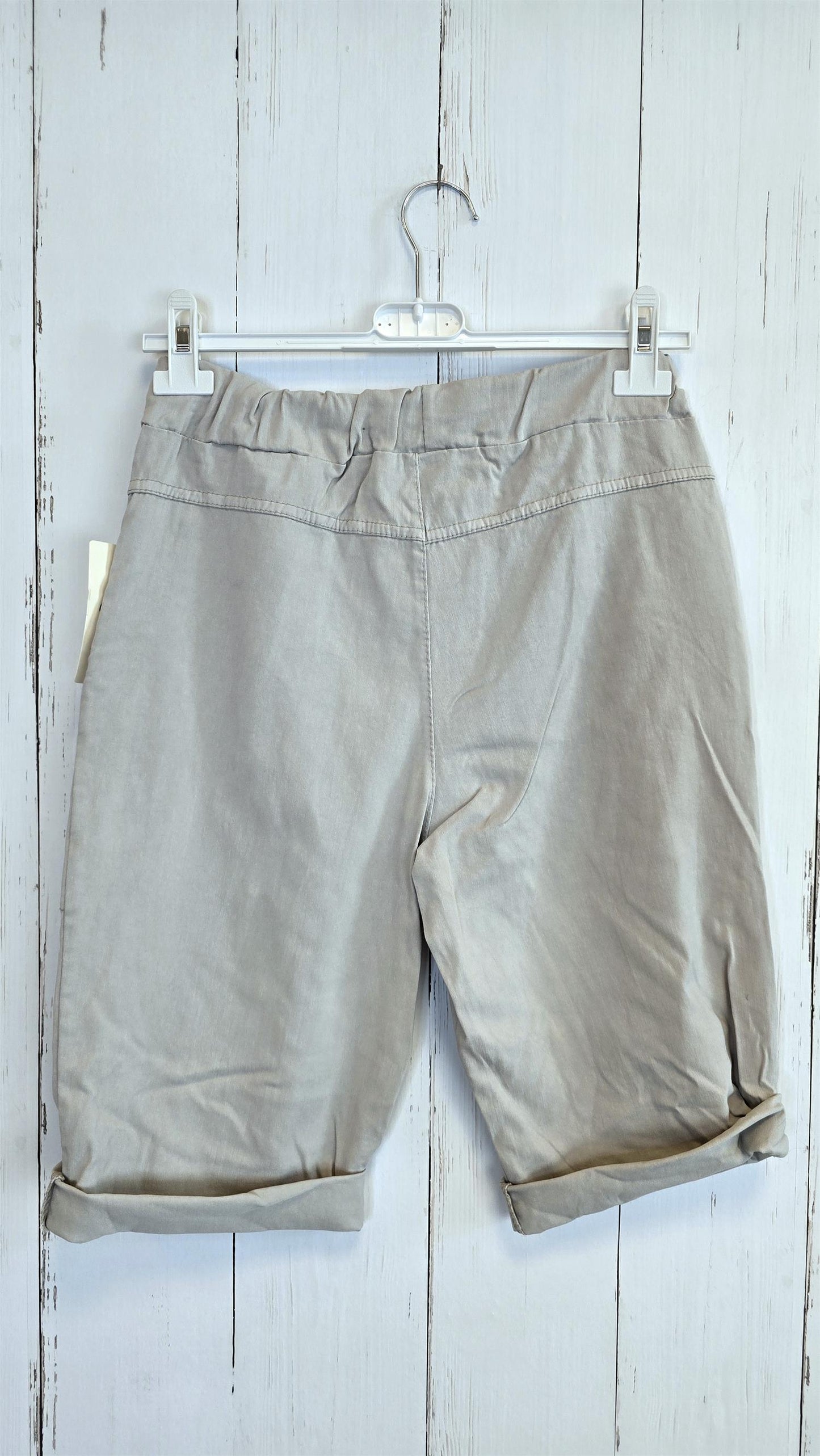 Shorts med knapper og knyting beige