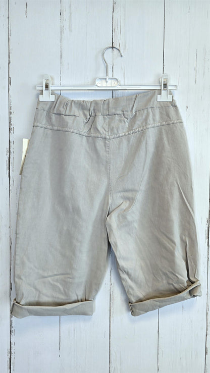 Shorts med knapper og knyting beige