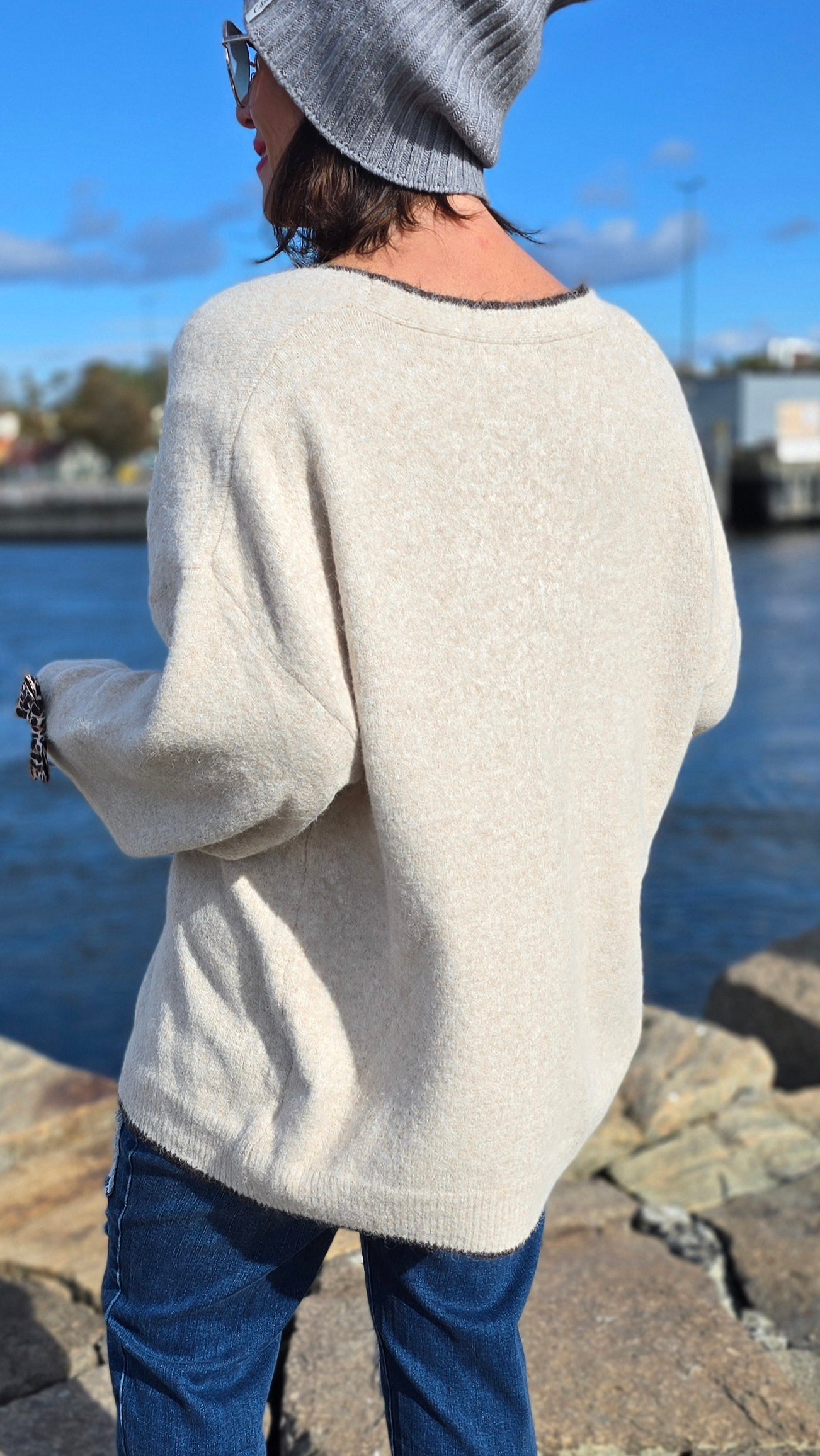 Strikket jakke beige med leo sløyfe