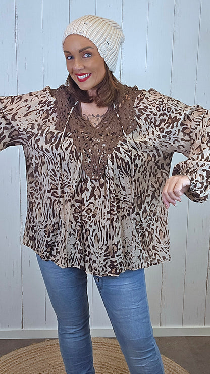 lys leopardbluse med heklet blondeparti