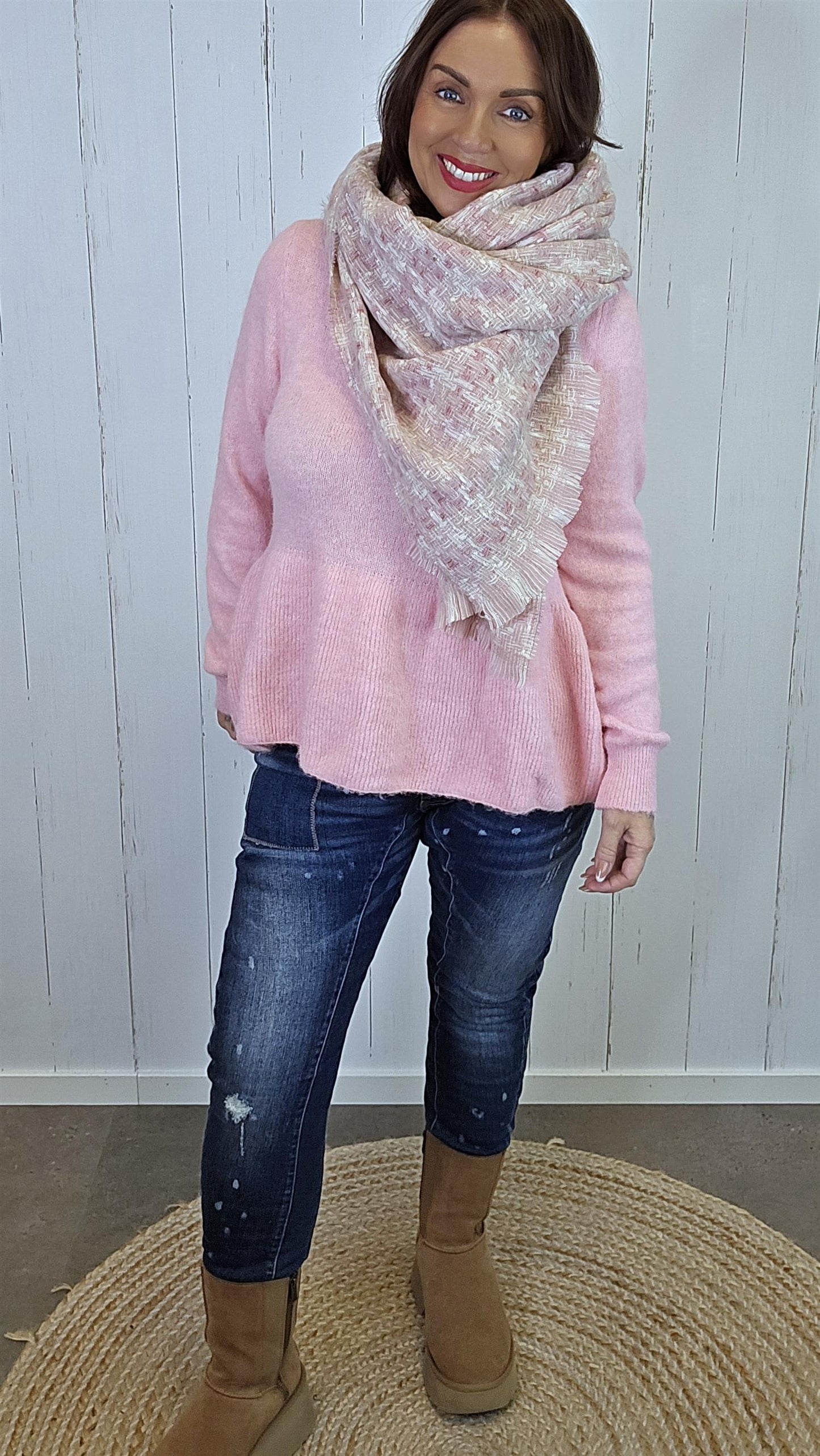 Siv rosa myk genser med knappdetaljer bak