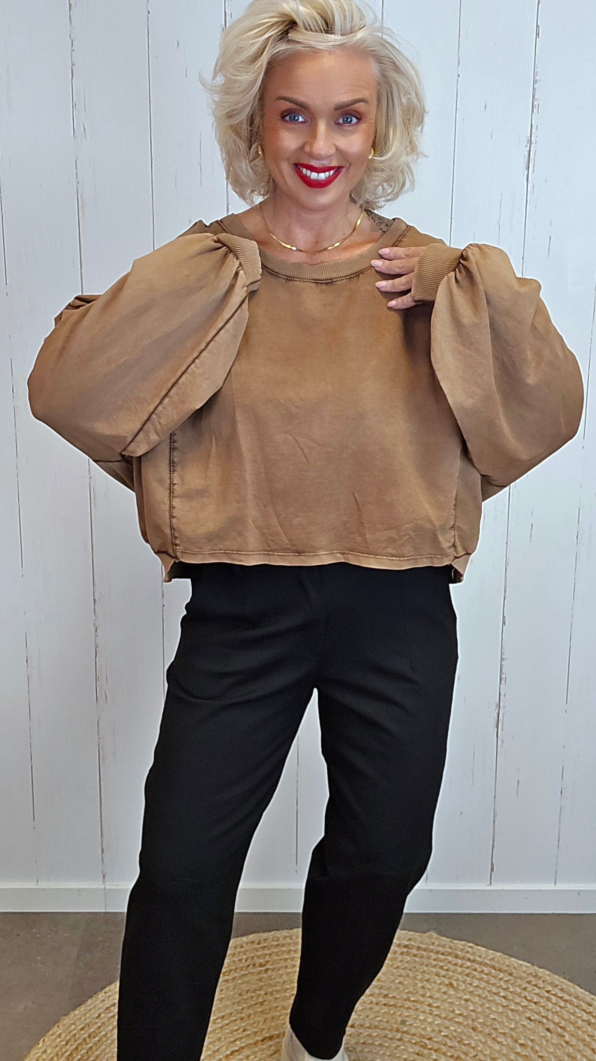 Elodie oversized genser med båthals konjak