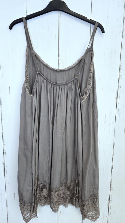 Evelina Singlet med blonder taupe
