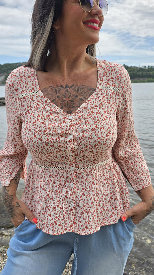 Sofie bluse med røde detaljer