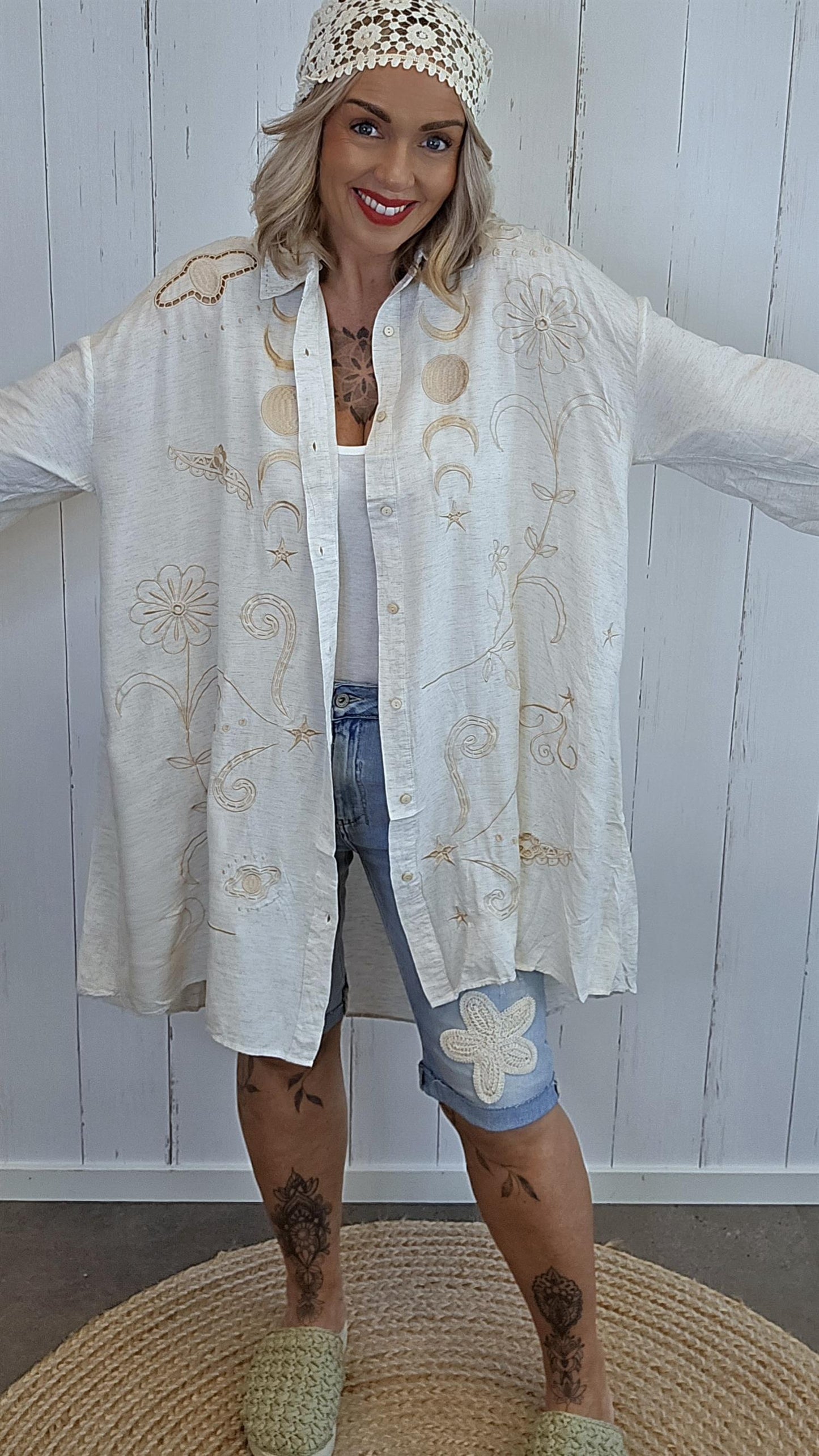 Queenie skjortekjole med broderte detaljer beige