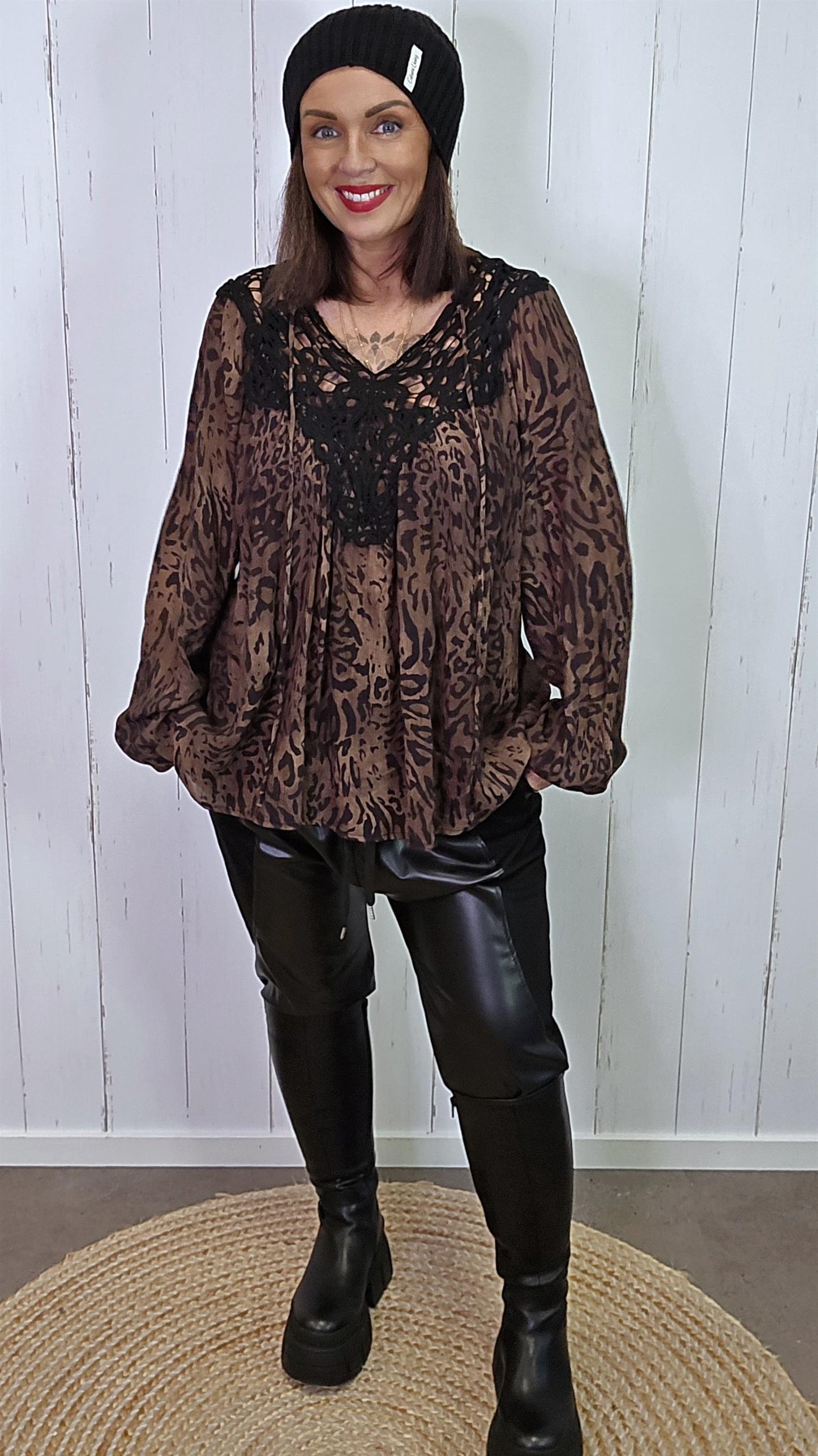 Brun leopardbluse med heklet blondeparti