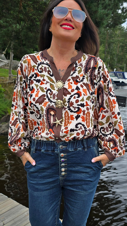 Cajsa skjortebluse med broscher