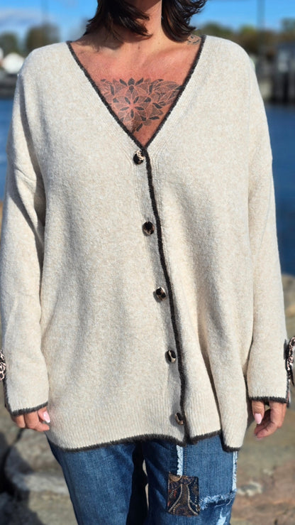 Strikket jakke beige med leo sløyfe