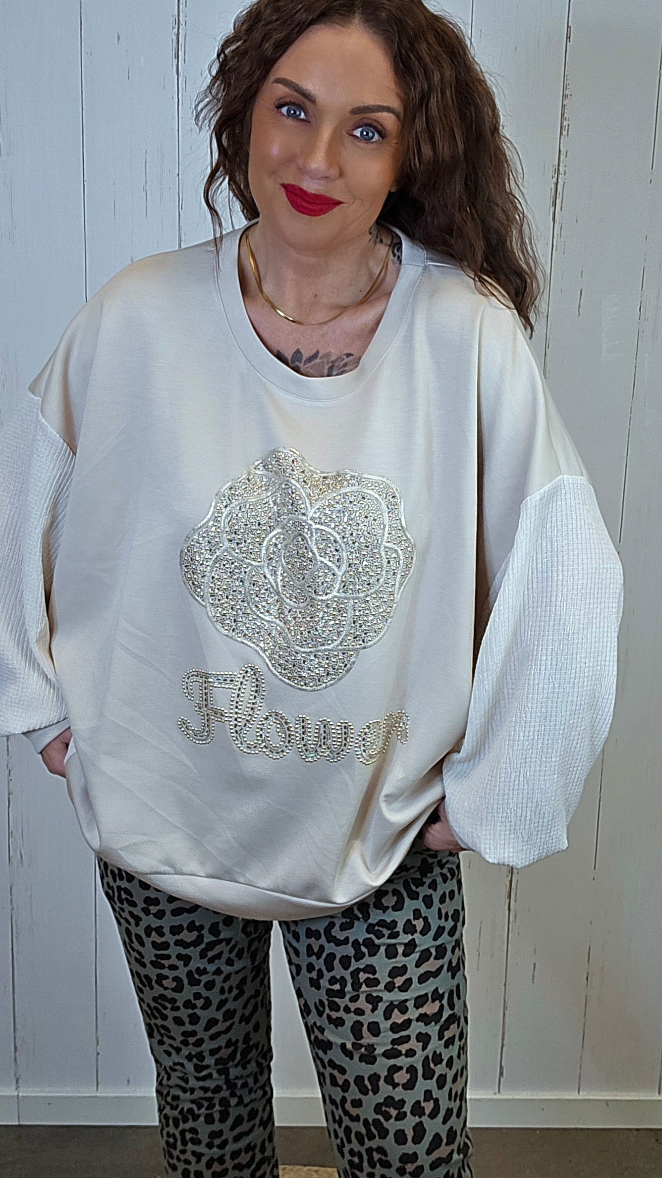 Elvira genser med blomsterdekor