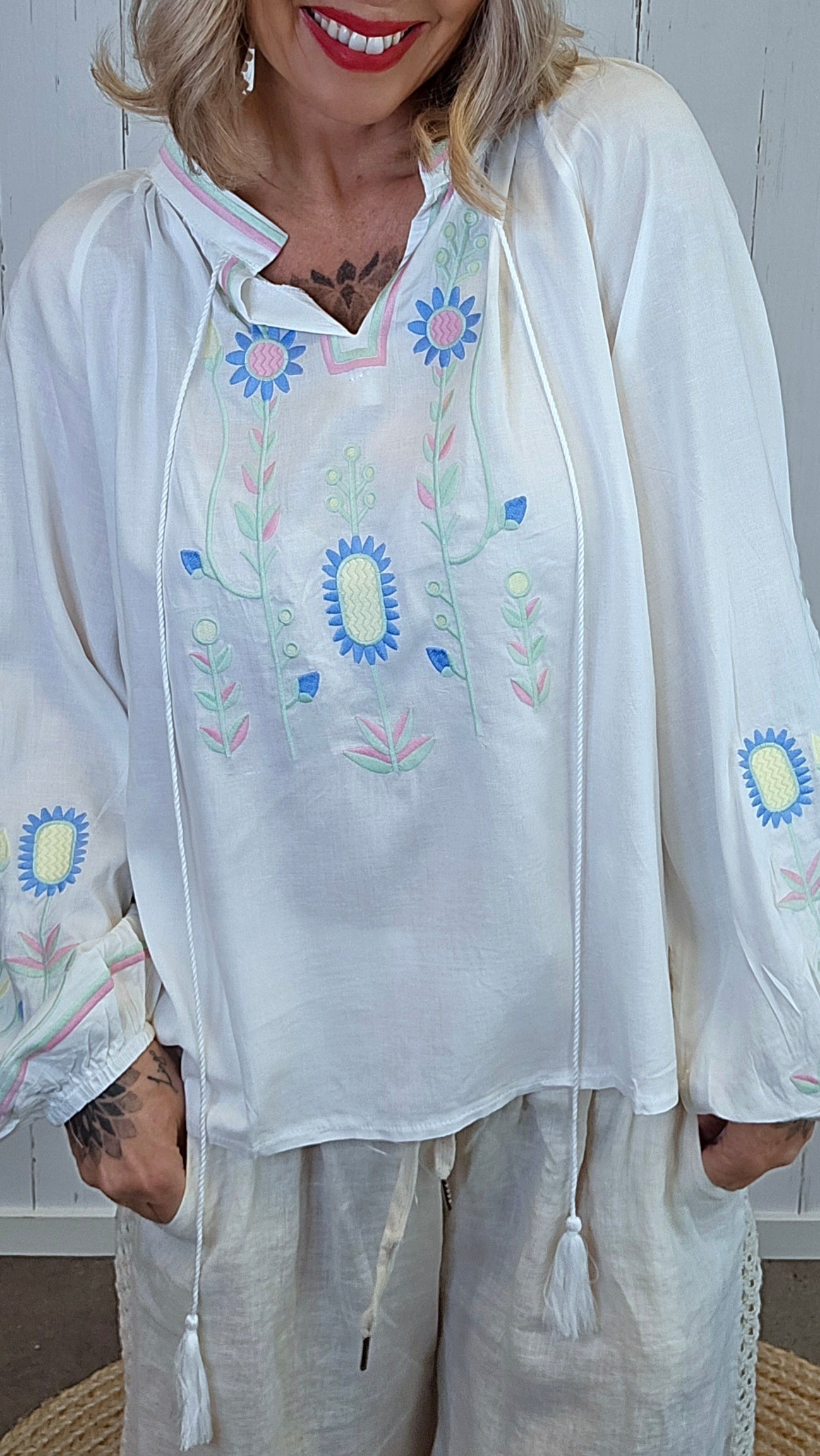 Brodert boho-bluse i linblanding