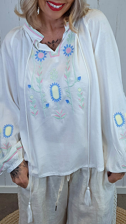 Brodert boho-bluse i linblanding