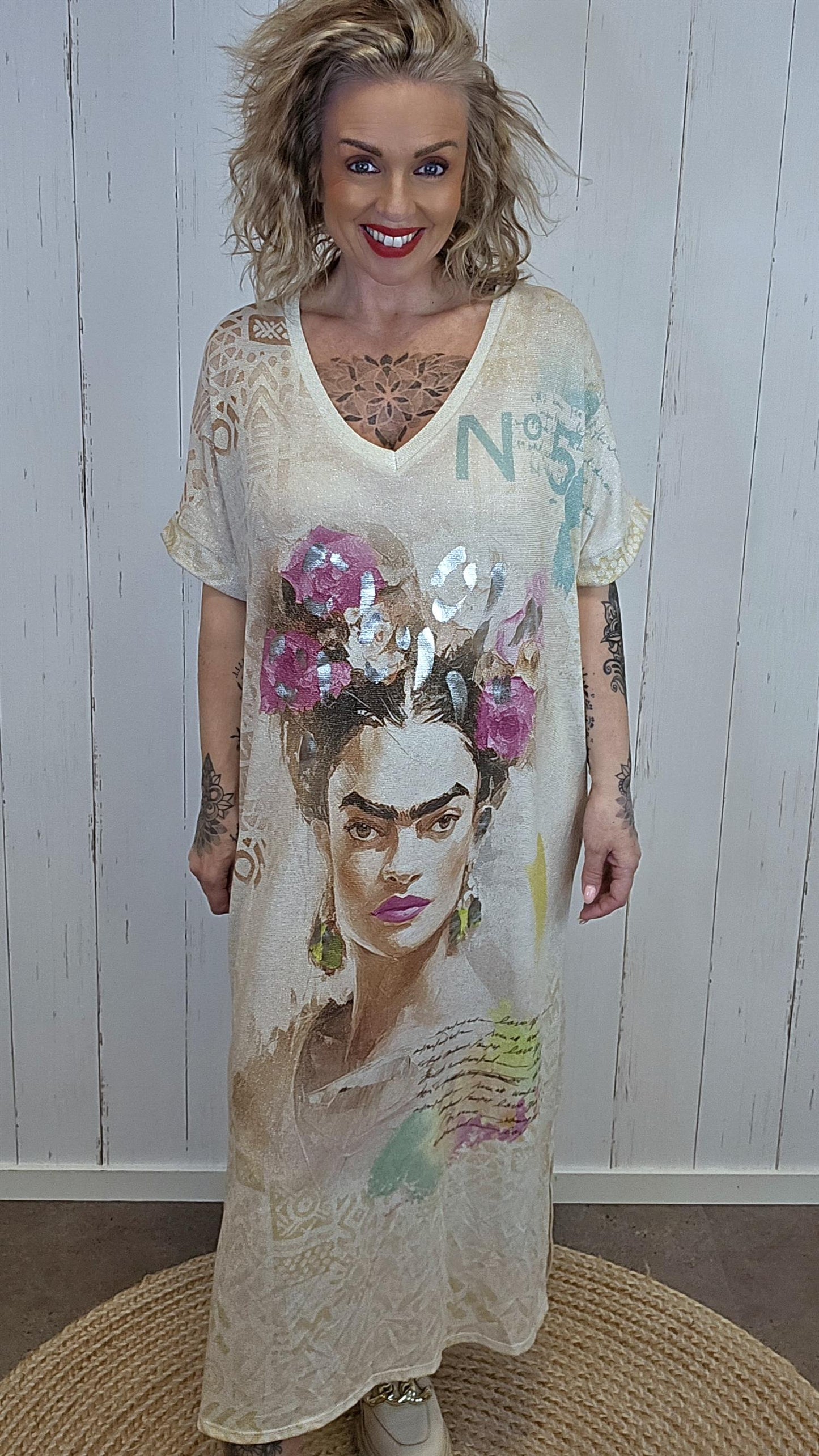 Frida kjole med print og V-hals