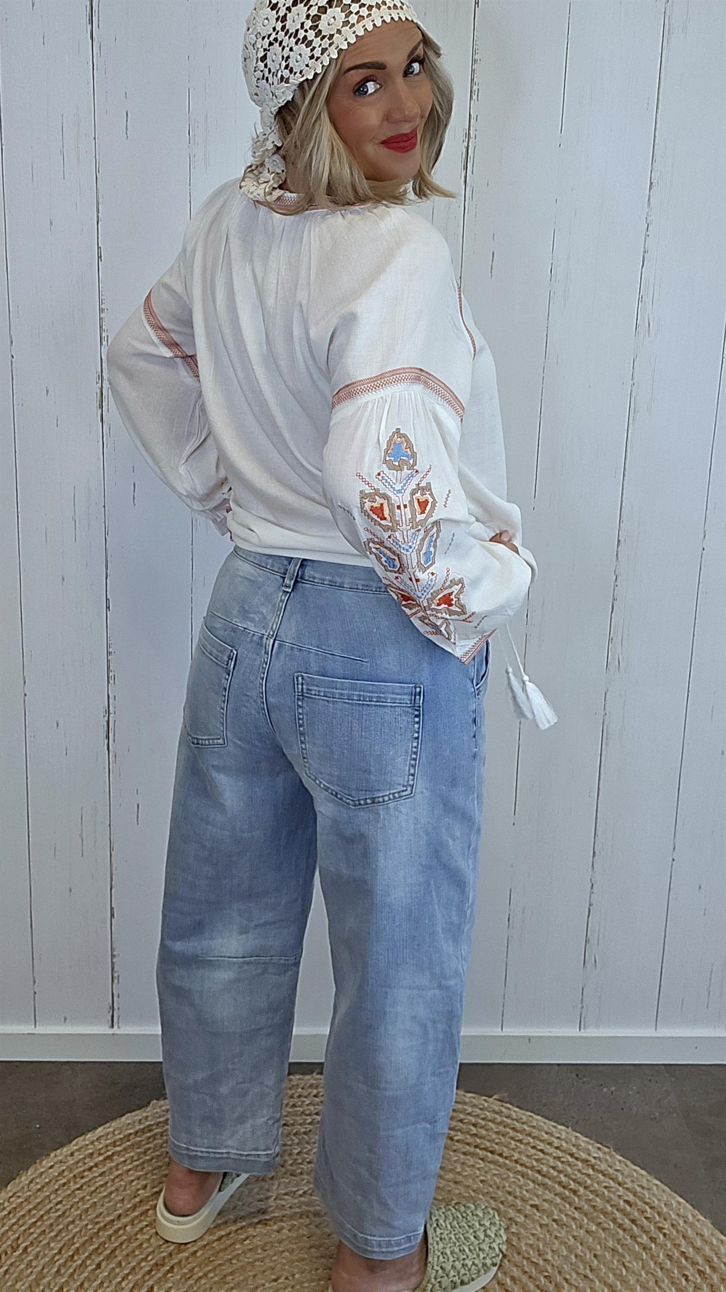 Vilde vide jeans med blomsterdetaljer