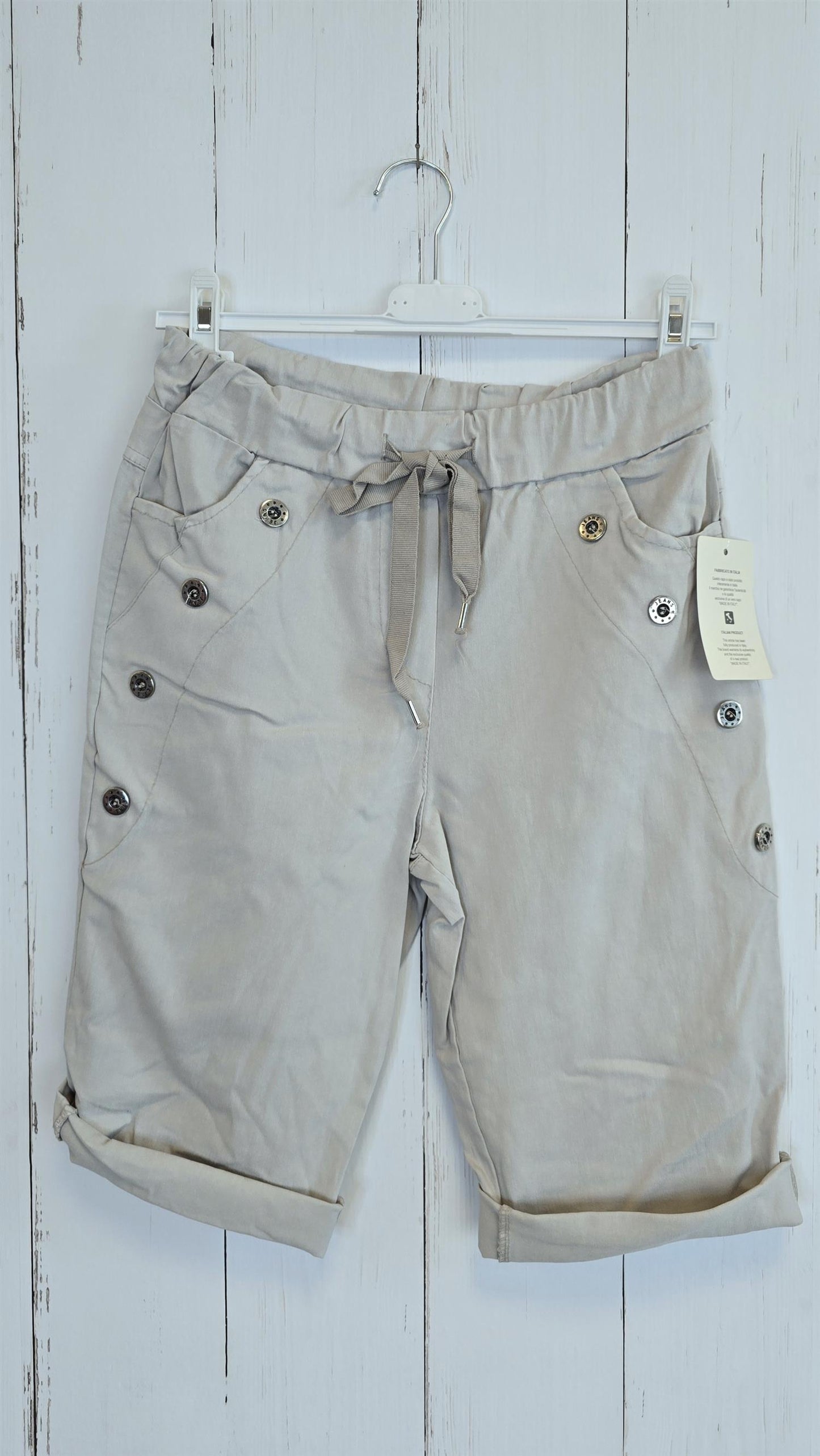 Shorts med knapper og knyting beige
