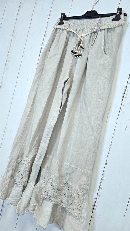 Bella linbukse med broderi