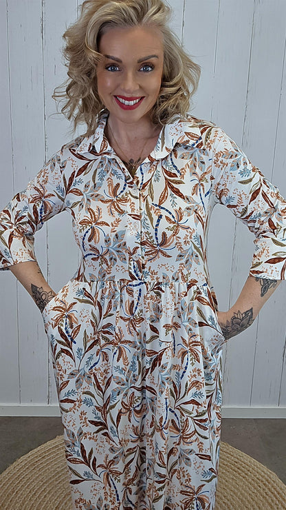 Maxikjole med brun botanisk print