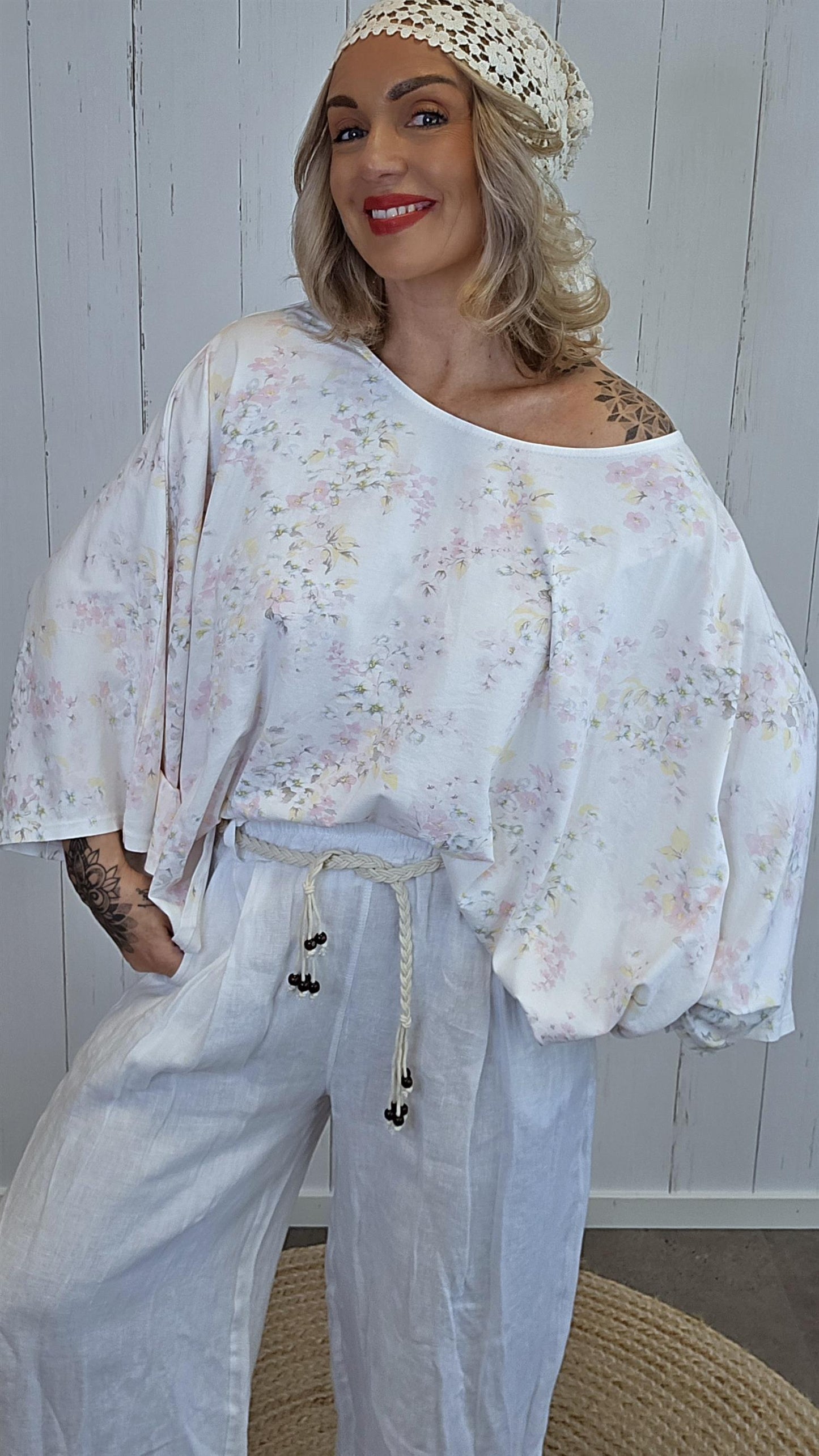 Blomstret poncho-topp hvit
