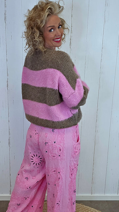 Stripete fluffy strikkegenser i rosa og mocha