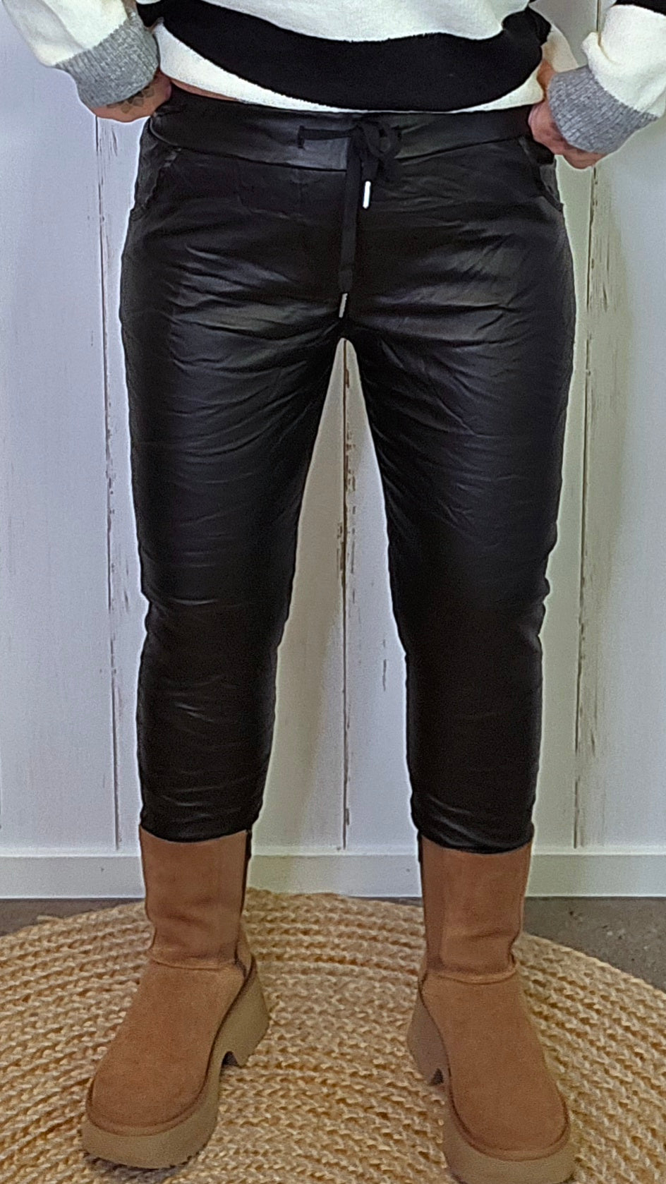 Tiril svarte bukser i imitert skinn