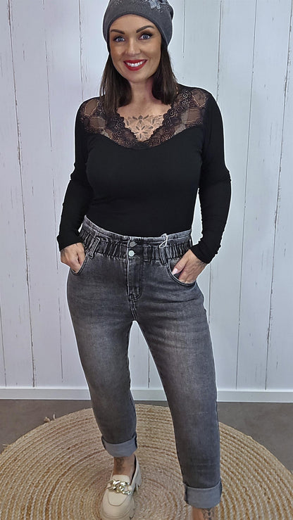 Grå jeans med strikk i livet