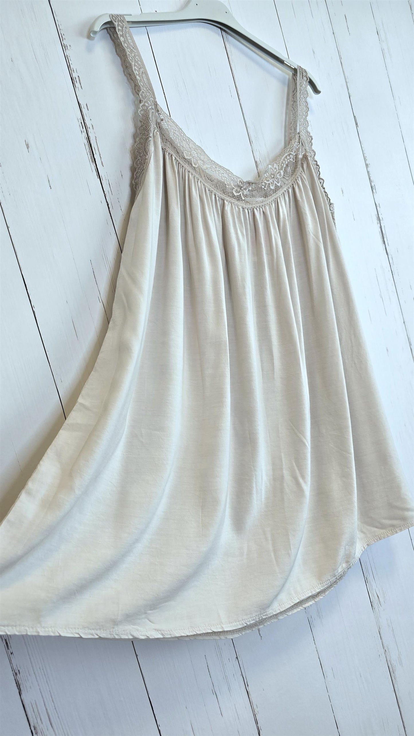 Singlet med blonder beige
