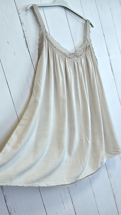 Singlet med blonder beige