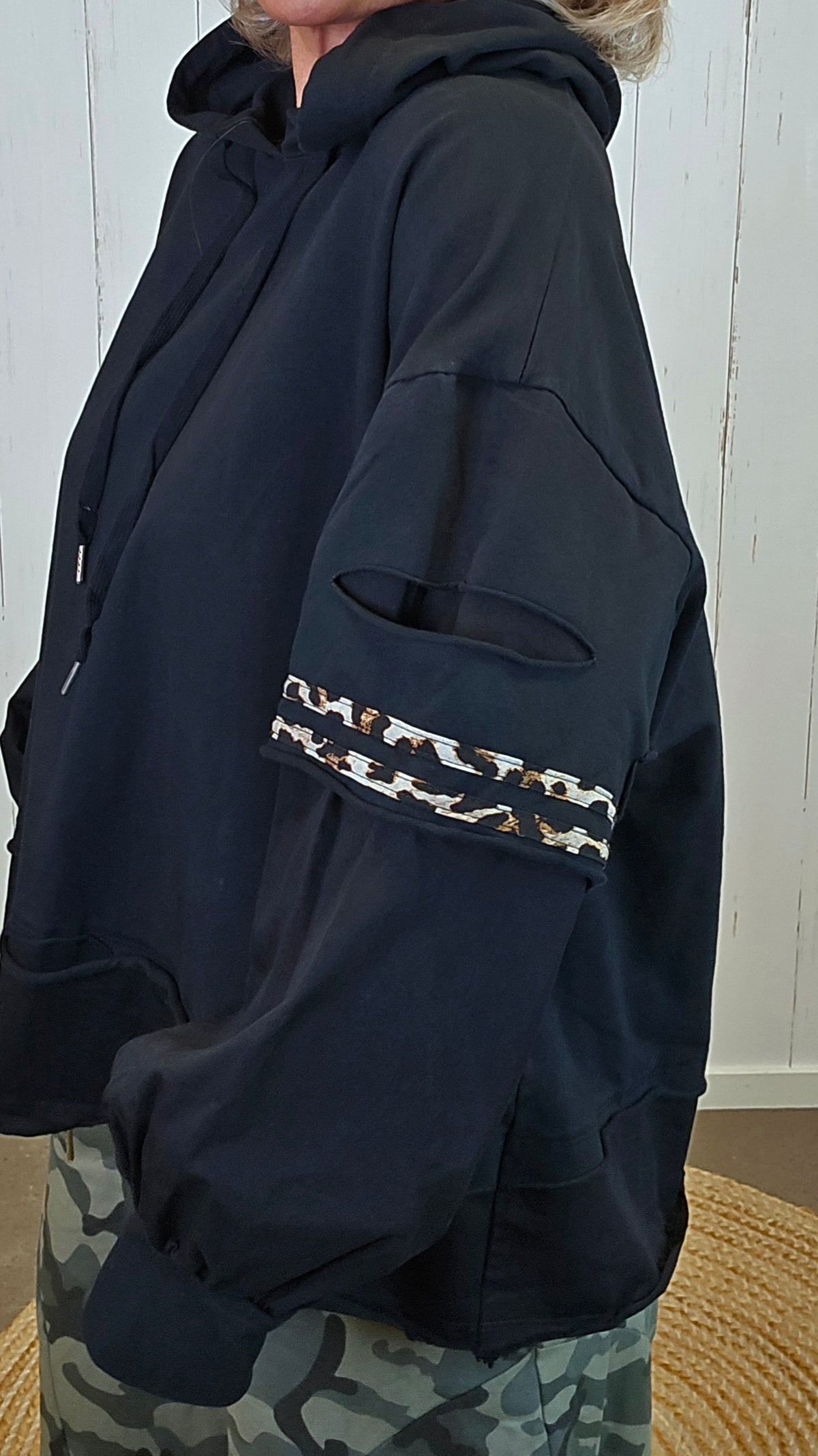 Hettegenser med leo- og rippet detaljer svart
