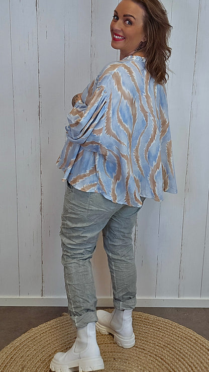 Amelia skjortebluse i mønstret viskose blå