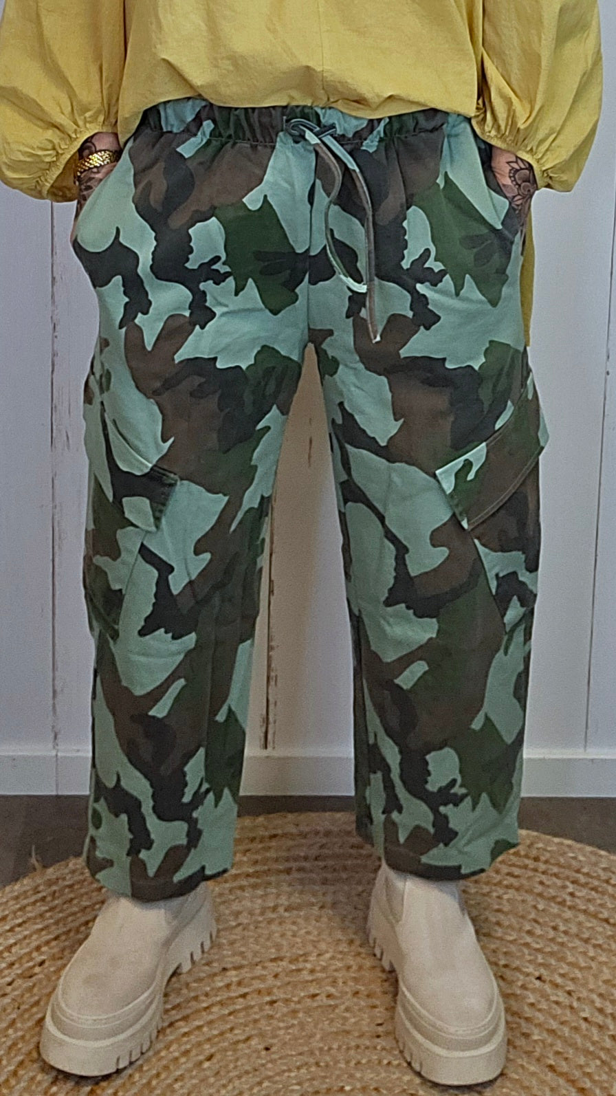 Jolie camobukse med cargolommer og lett barrelfasong