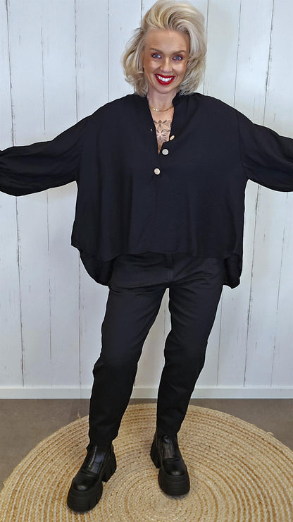 Pia bluse med puffermer og treknapper