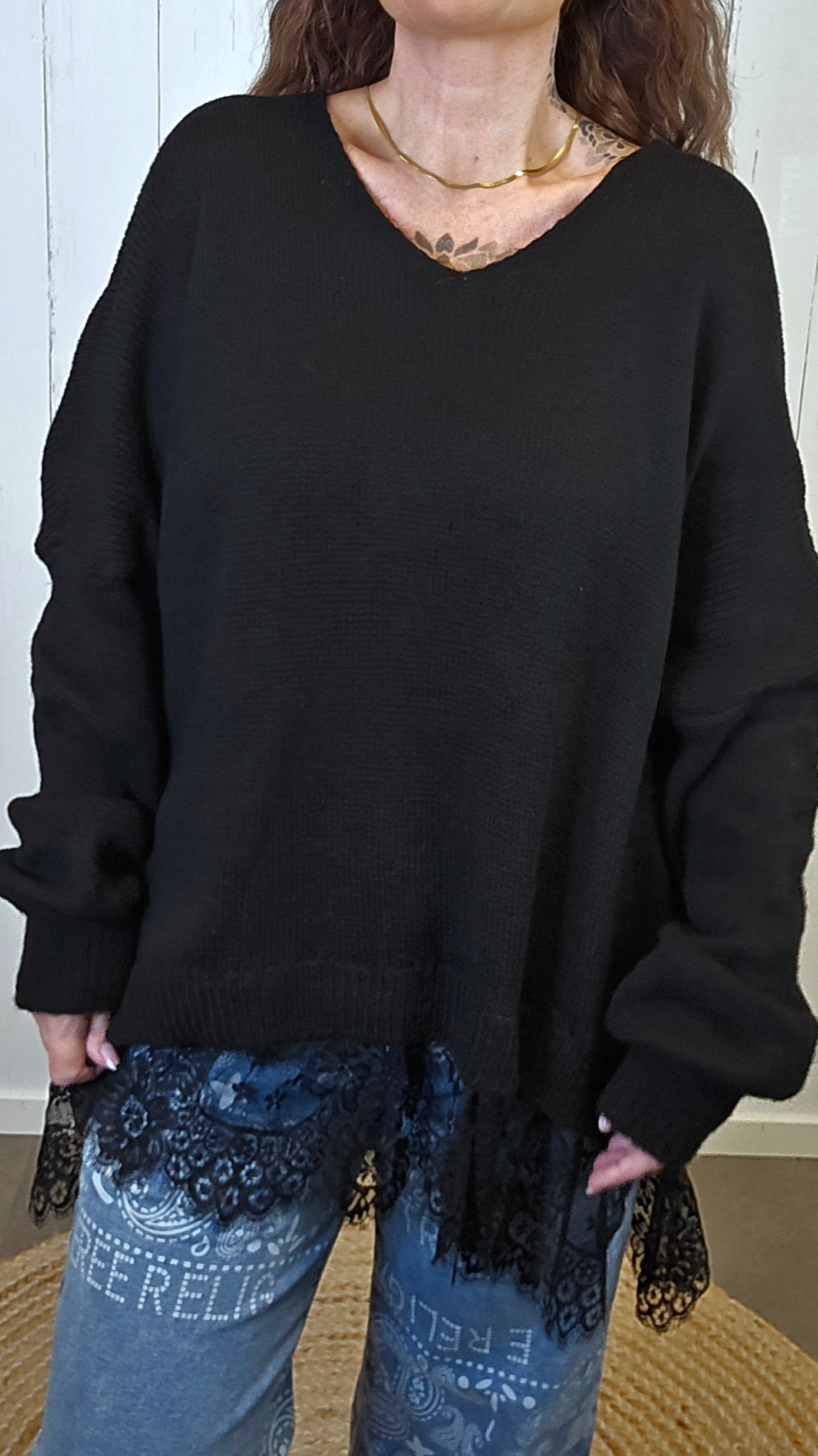 Signe V-hals strikkegenser med blondekant