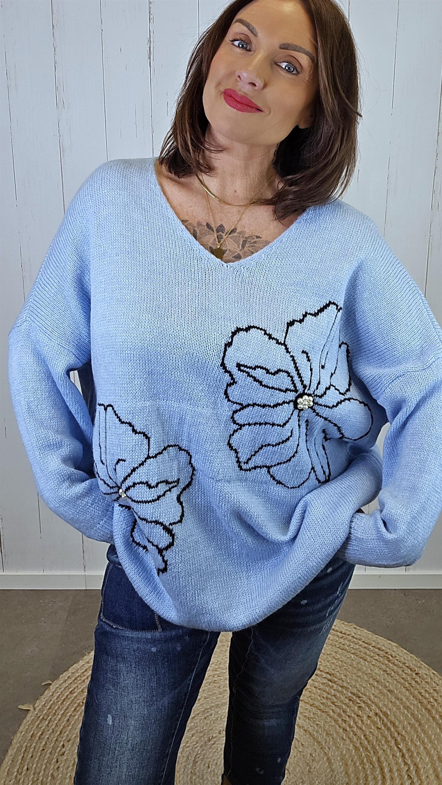 Elise blå blomsterstrikk med perledetaljer