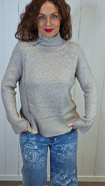 Amalie ribbestrikket genser med glidelås