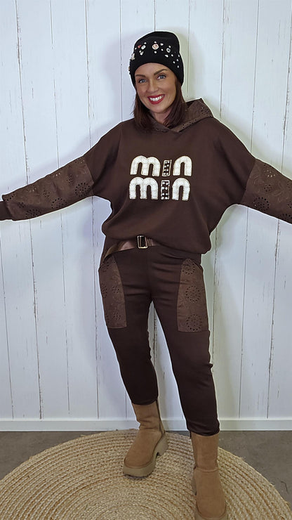 Brun bukse med broderte lommer og belte