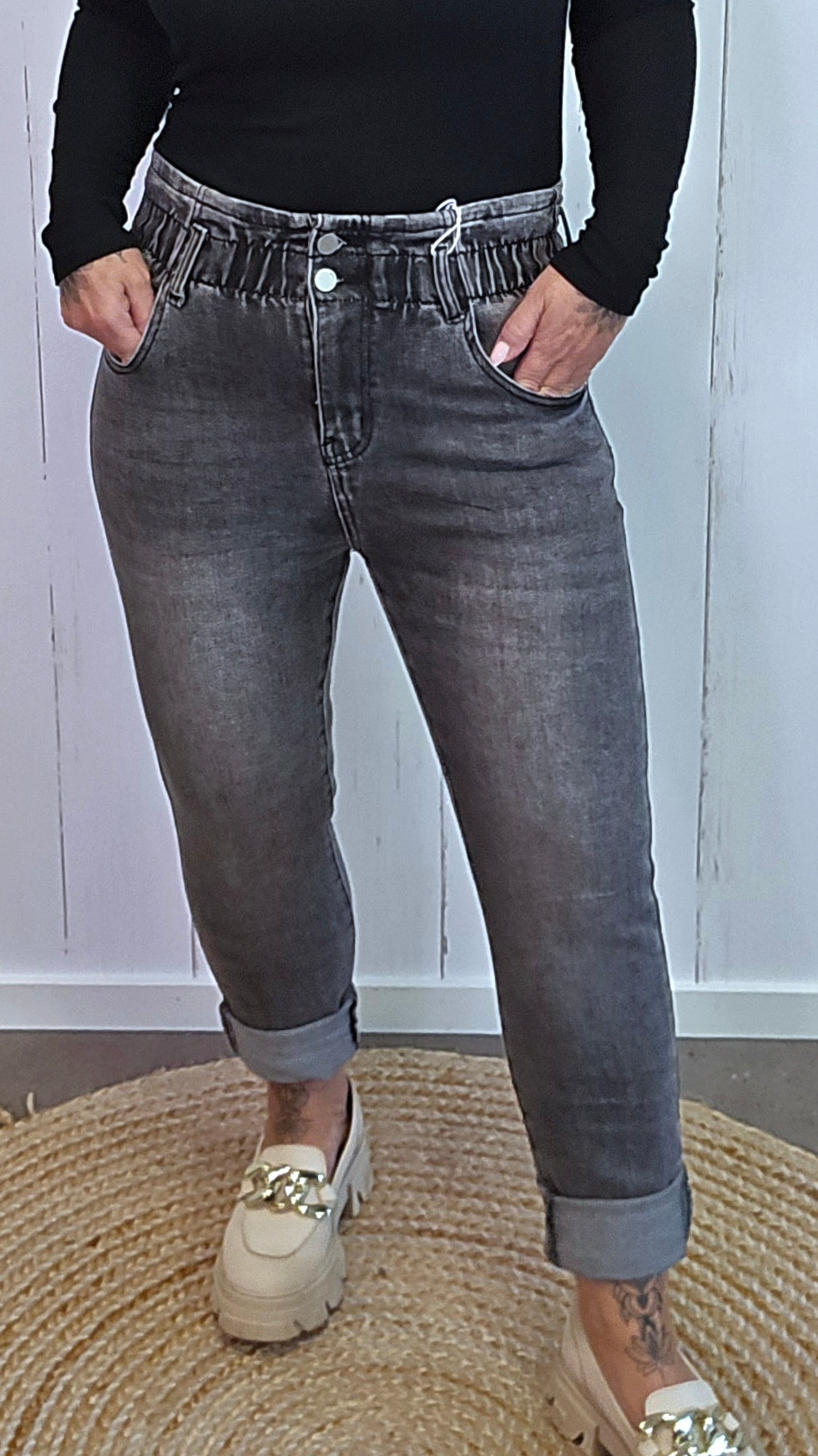 Grå jeans med strikk i livet