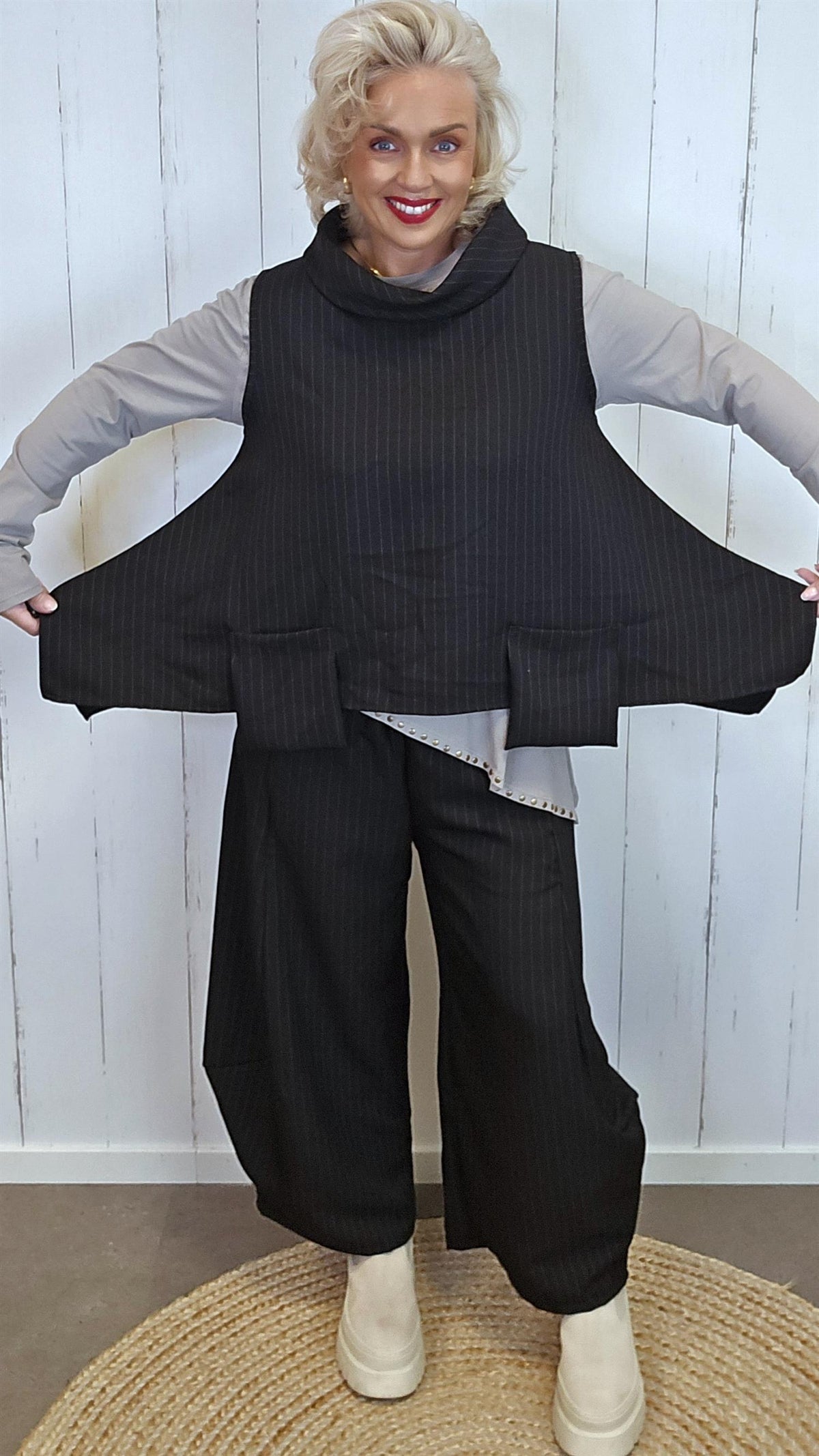 Bella pinstripe vesttopp med høy hals