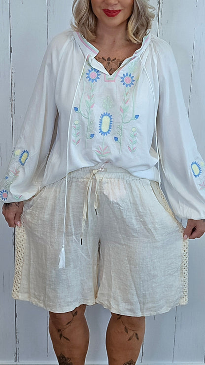 Beige linshorts med hekledetaljer