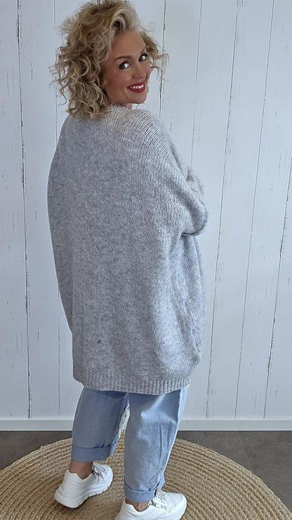 Oversized strikkegenser i lys grå