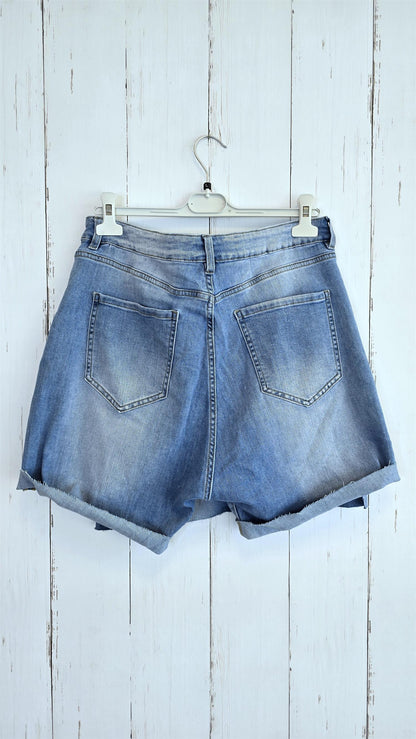Denim shorts med belte og slitte detaljer