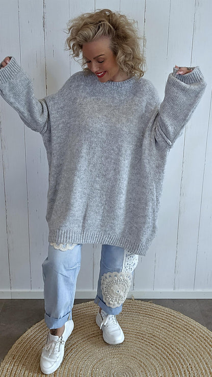 Oversized strikkegenser i lys grå